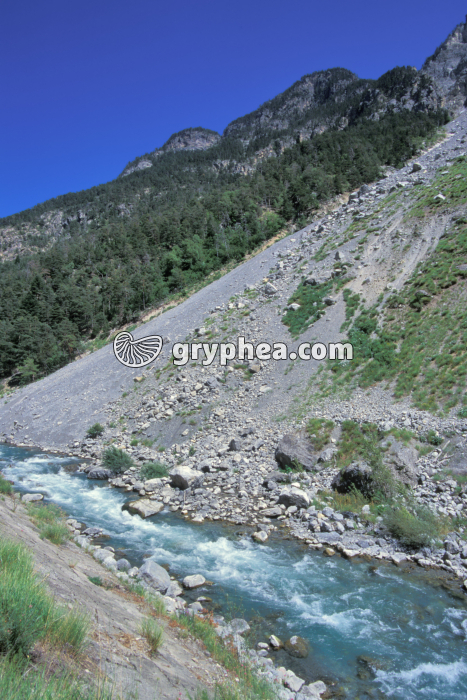 Torrent de montagne avec blocs - gryphea.org